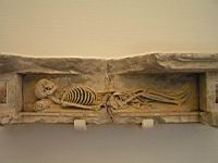Sculpture, Dalle funeraire en forme de squelette, musee d'Arras